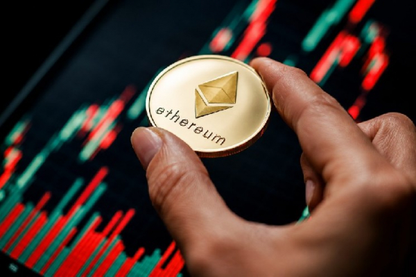 Опытный аналитик установил целевую цену для Ethereum (ETH) в 1060 долларов и предсказал дальнейшую динамику курса