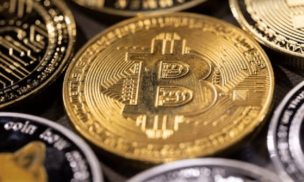 Биткоин падает после роста до $64 000, не обращая внимания на продажу BTC Strategy на $213 млн