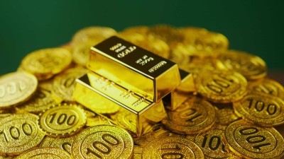 Золото отступает от двухнедельного максимума. Доллар и ФРС давят на металл